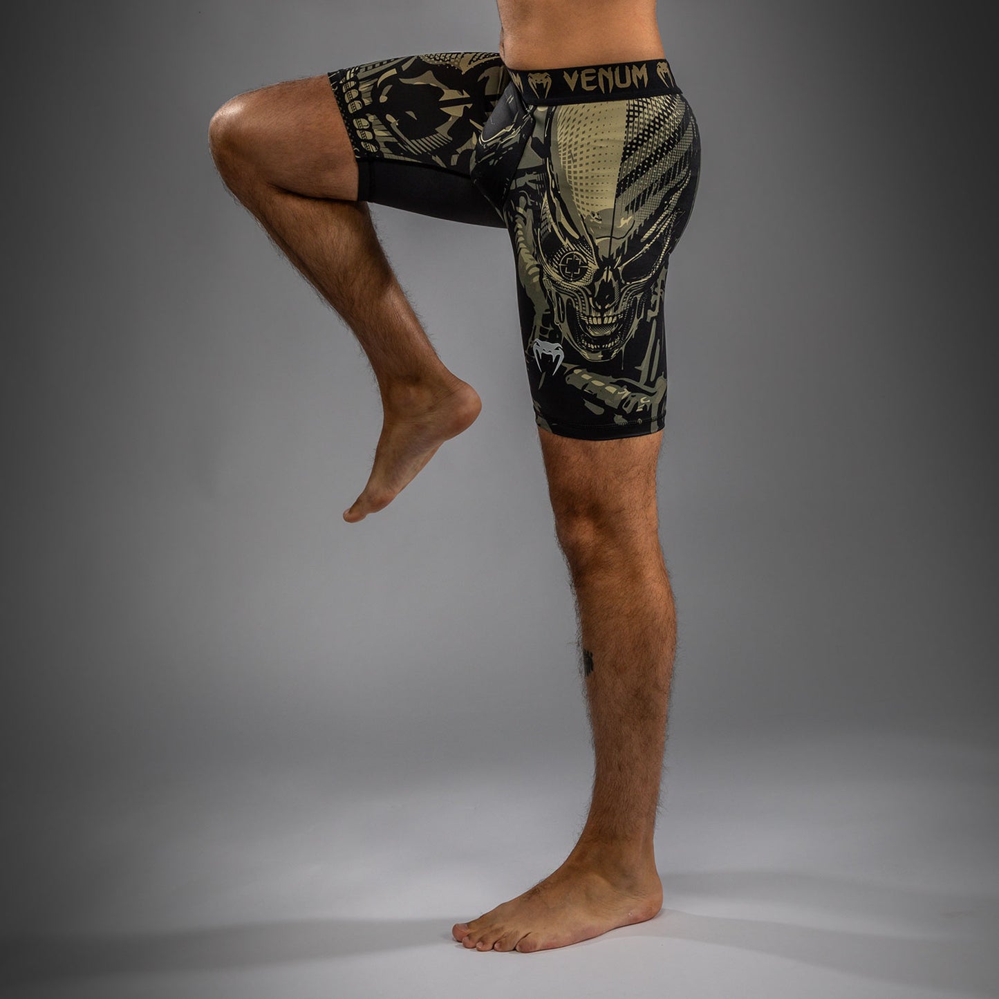 Venum Invader Vale Tudo Shorts - Negro/Sand