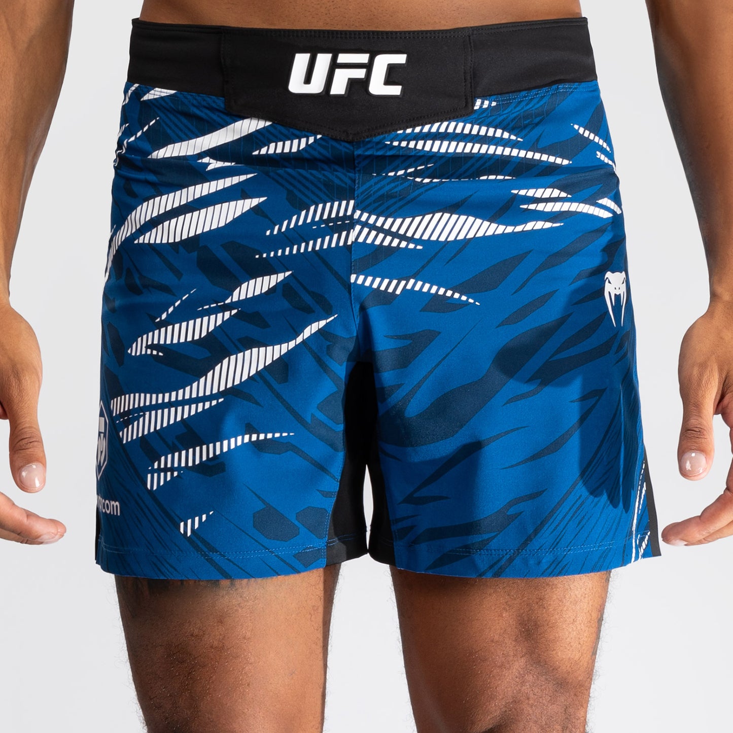 UFC Fusion by Venum Personalizados Authentic Fight Night Shorts de Lucha para Hombre - Ajuste Corto - Azul