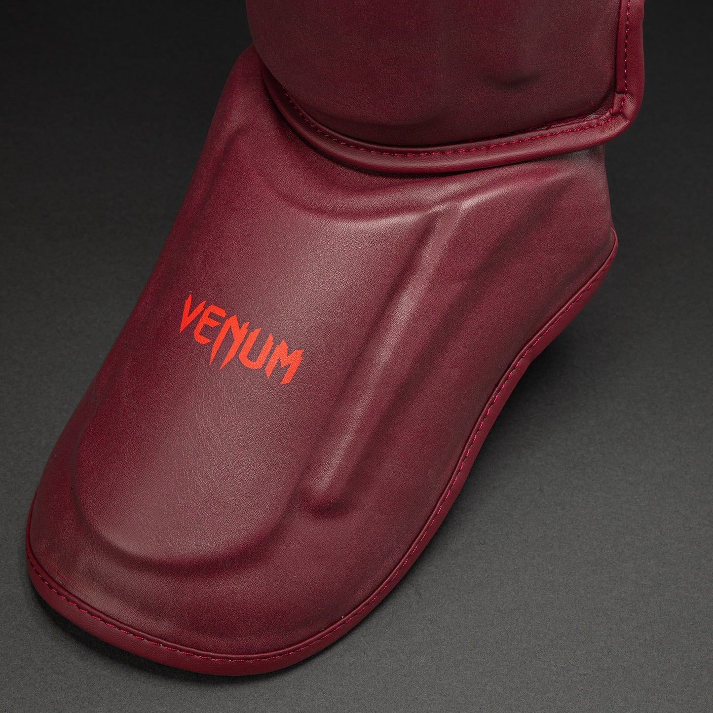 Venum Spectre Espinilleras – Negro/Rojo