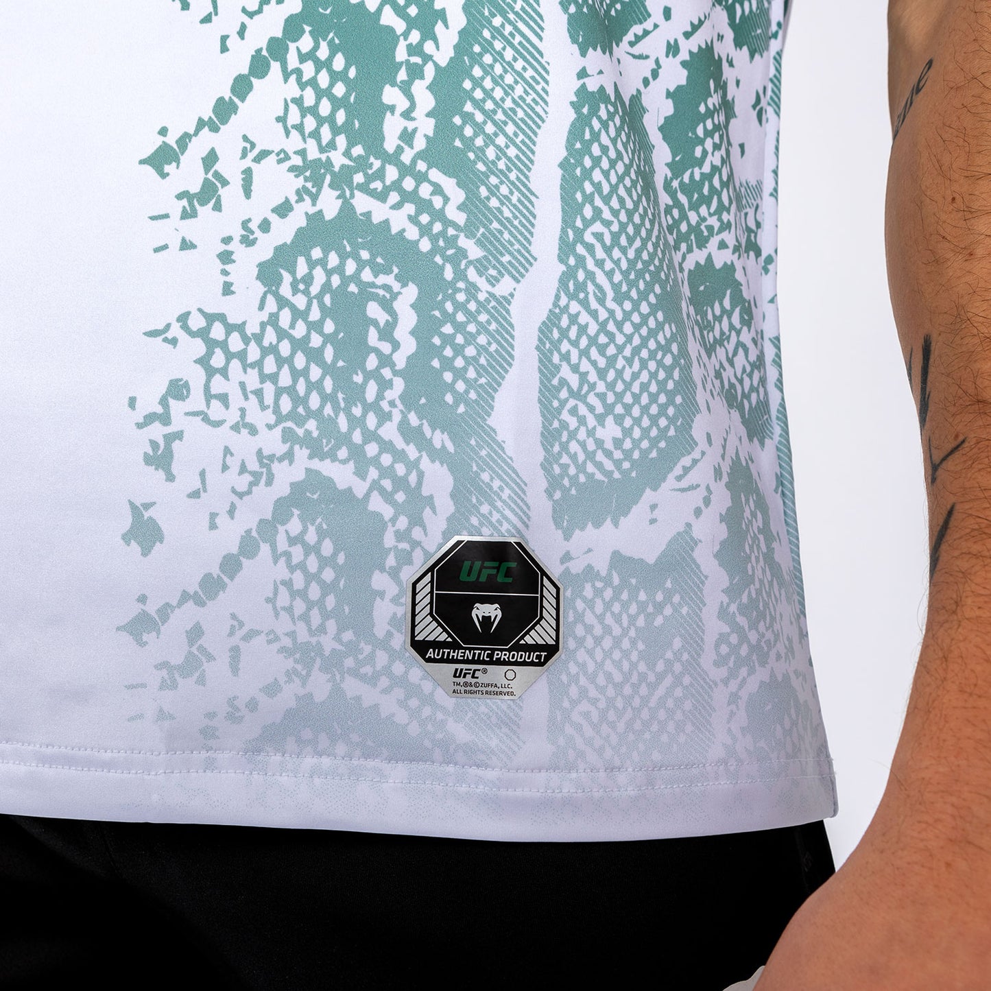 UFC Adrenaline by Venum Authentic Fight Night Jersey para Hombre - Emerald Edition - Blanco/Verde