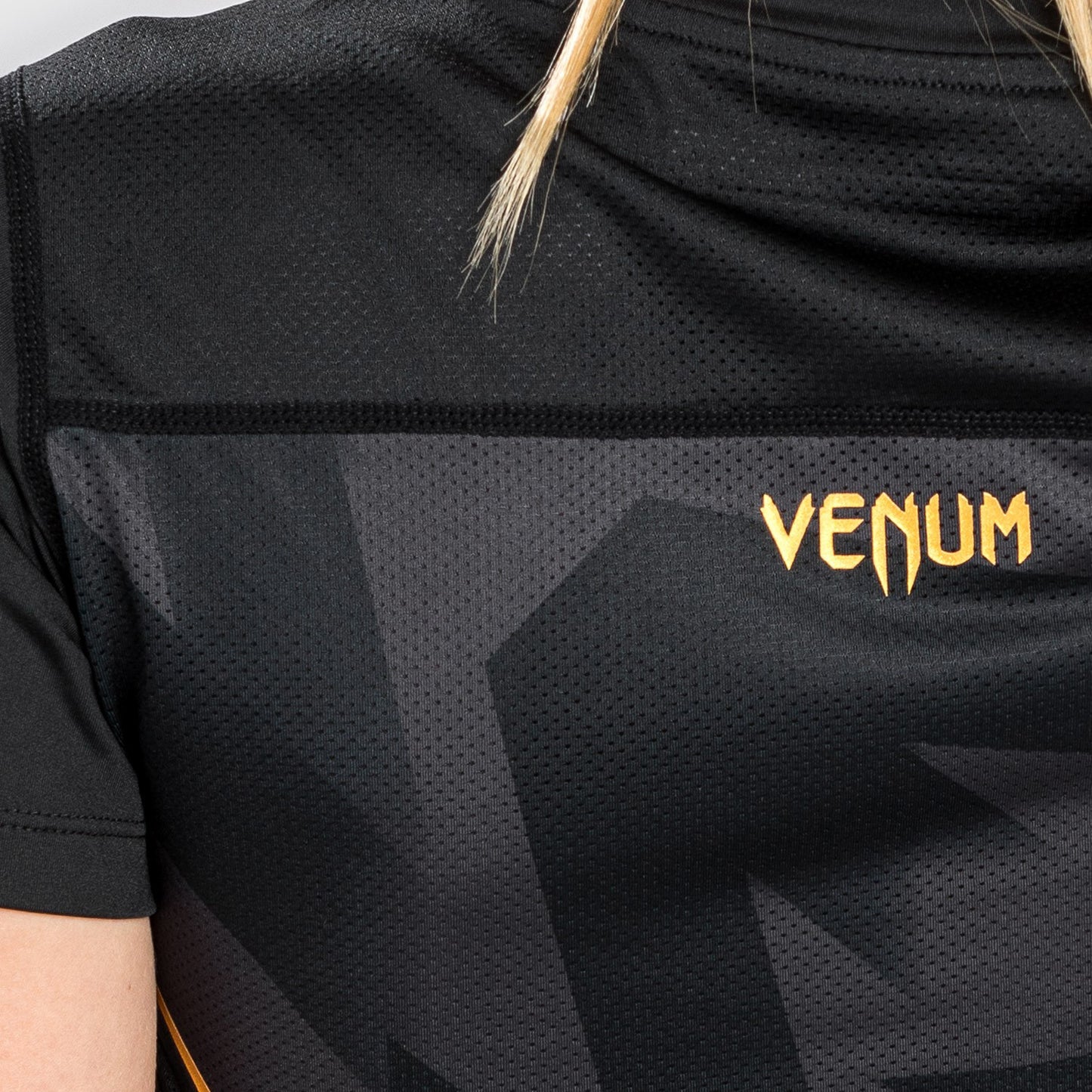 Camiseta Venum Razor Dry Tech - Para Mujeres - Negro/Oro