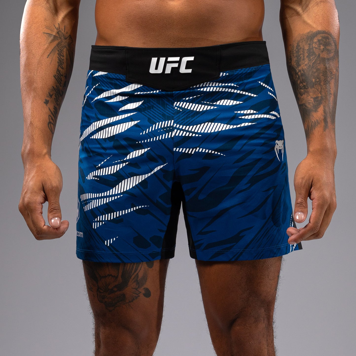 UFC Fusion by Venum Authentic Fight Night Shorts de Lucha para Hombre - Ajuste Corto - Azul