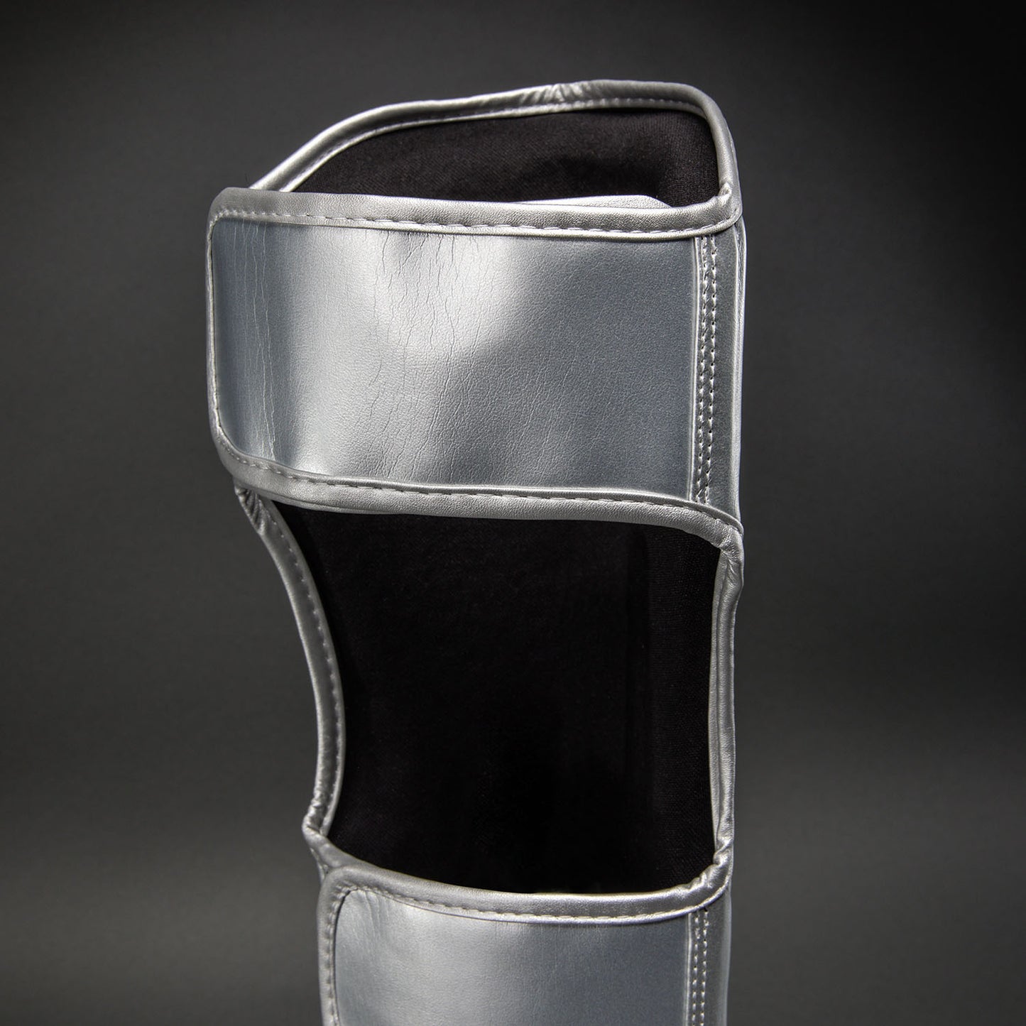 Ringhorns Charger by Venum Espinilleras – Plata/Negro