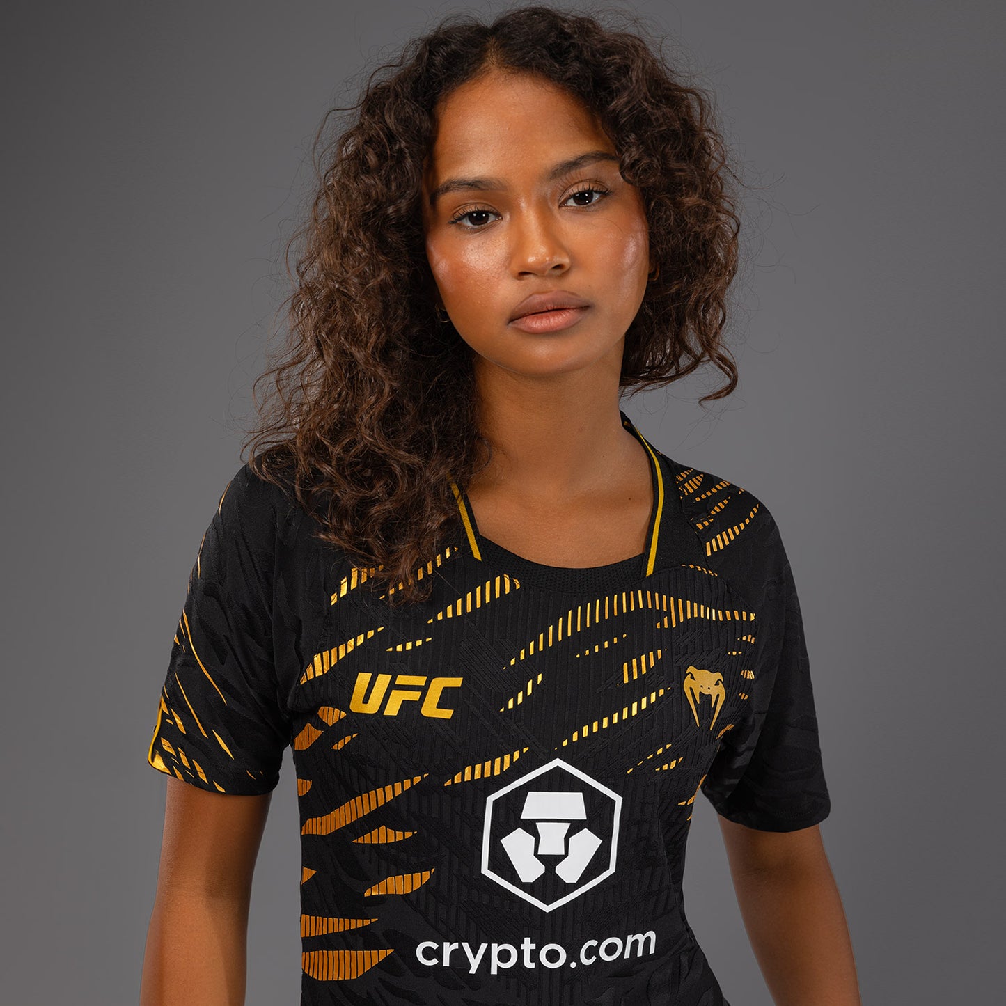 UFC Fusion by Venum Authentic Fight Night Camiseta de Salida para Mujer - Champion
