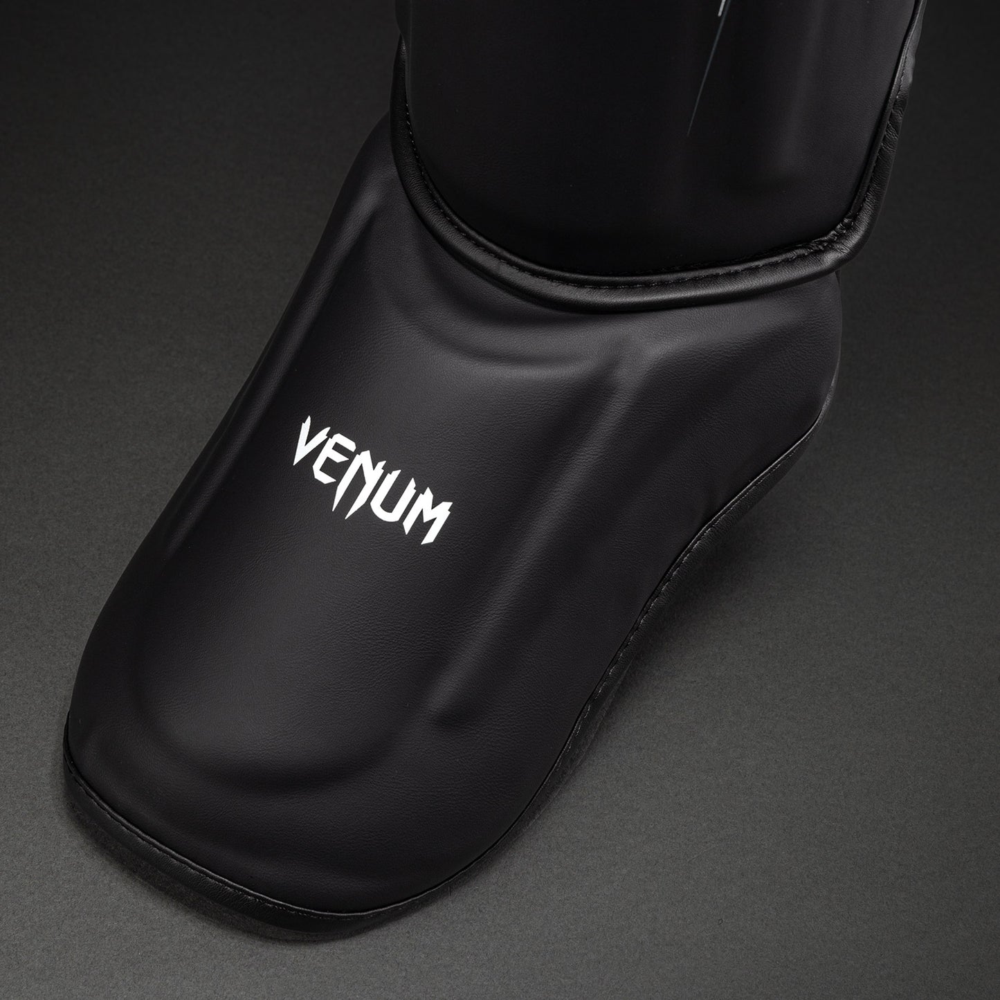 Venum Streamline Espinilleras – Negro/Blanco