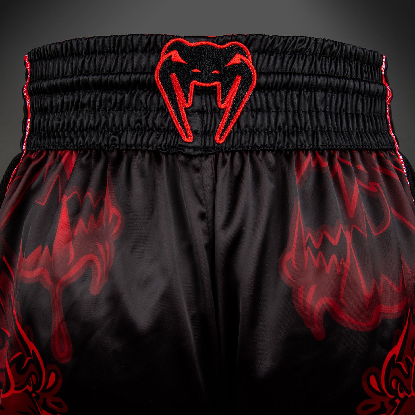 Venum Wolf Atak Short de Muay Thai – Negro/Rojo