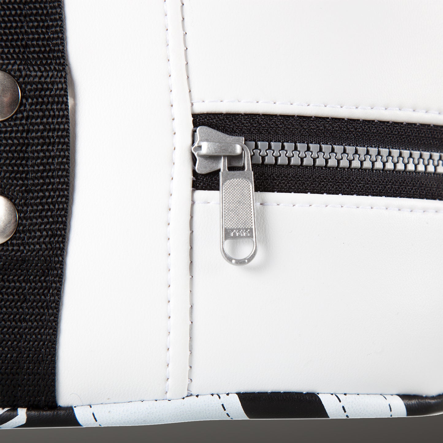 Escudo para patadas Venum Absolute Square - Cuero Skintex - Negro/Blanco