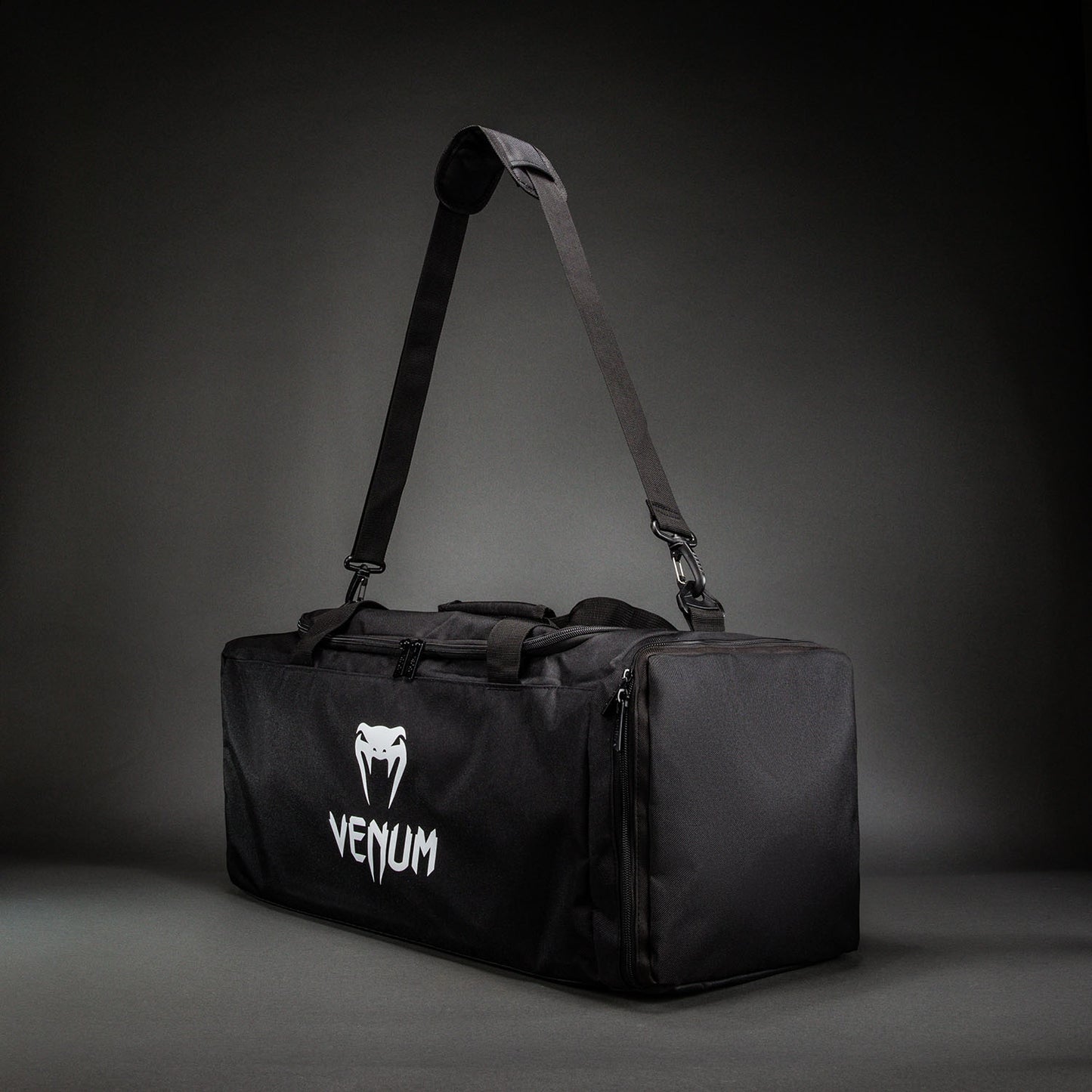 Venum Essential Bolsa de Deporte (37L) – Negro