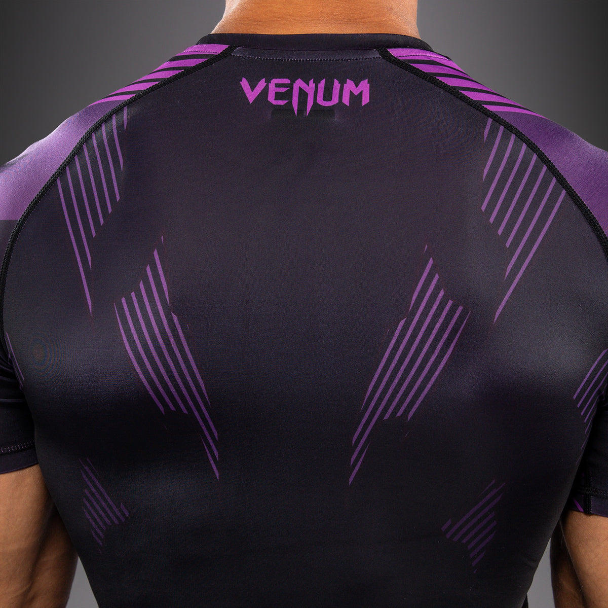 Venum No-Gi 6.0 Rashguard Manga Corta - Negro/Púrpura