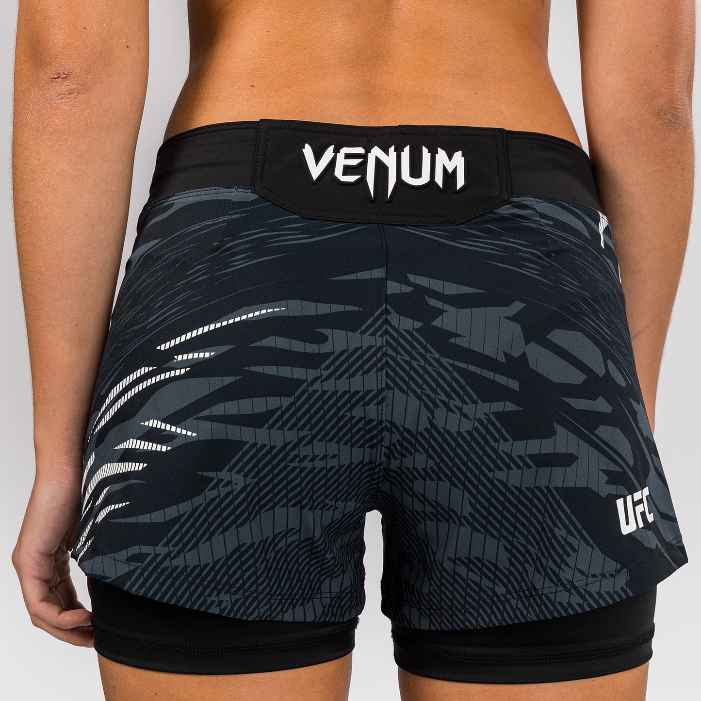 UFC Fusion by Venum Personalizados Authentic Fight Night Shorts de Lucha para Mujer - Negro