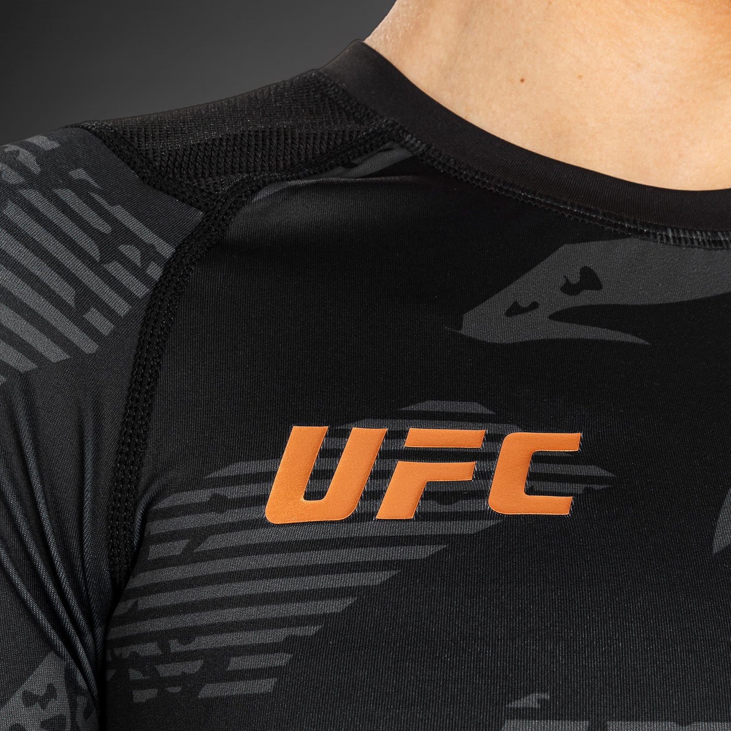 UFC Adrenaline de Venum Fight Week Camiseta de Compresión de Manga Larga para Mujer - Urban Camo