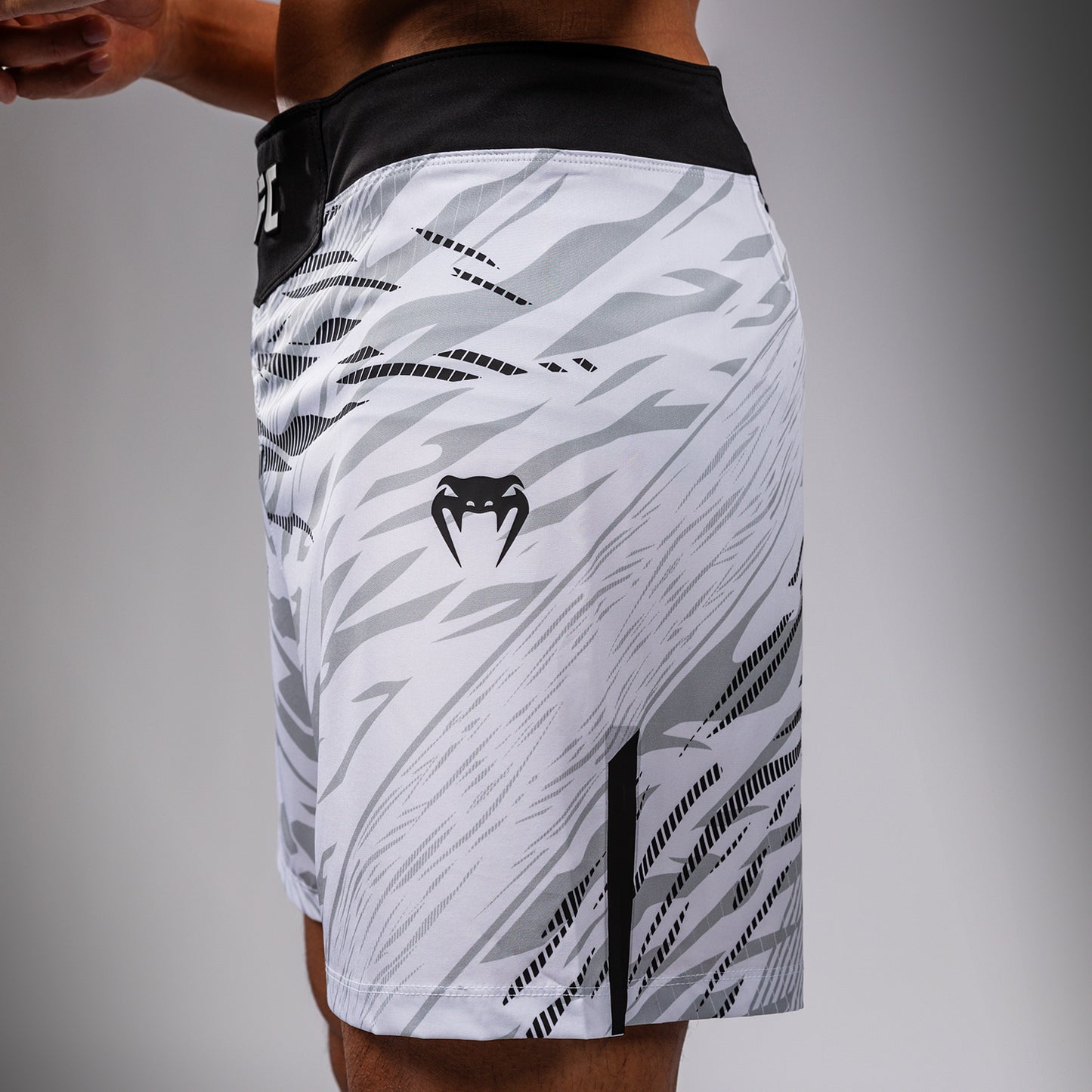 UFC Fusion by Venum Authentic Fight Night Shorts de Lucha para Hombre - Ajuste Corto - Blanco