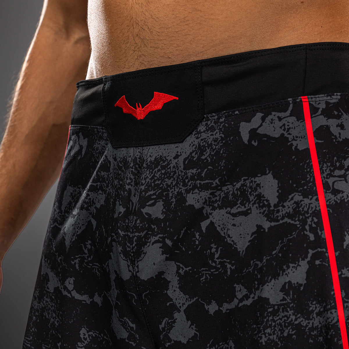 Venum x Batman Fightshorts - Negro/Gris/Rojo