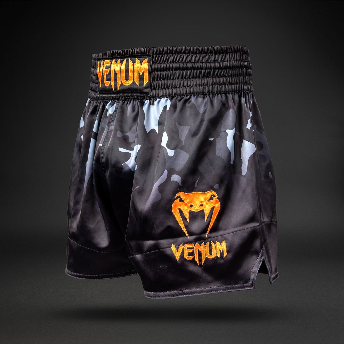 Venum Classic Shorts de Muay Thai - Camo Negro/Naranja