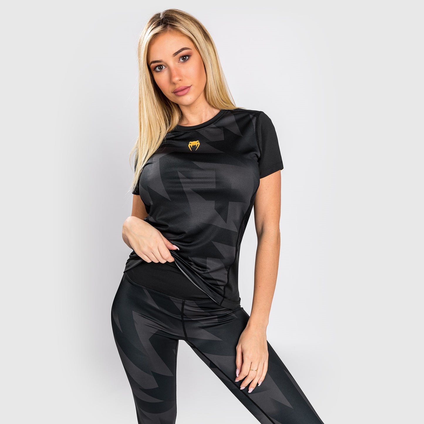 Camiseta Venum Razor Dry Tech - Para Mujeres - Negro/Oro