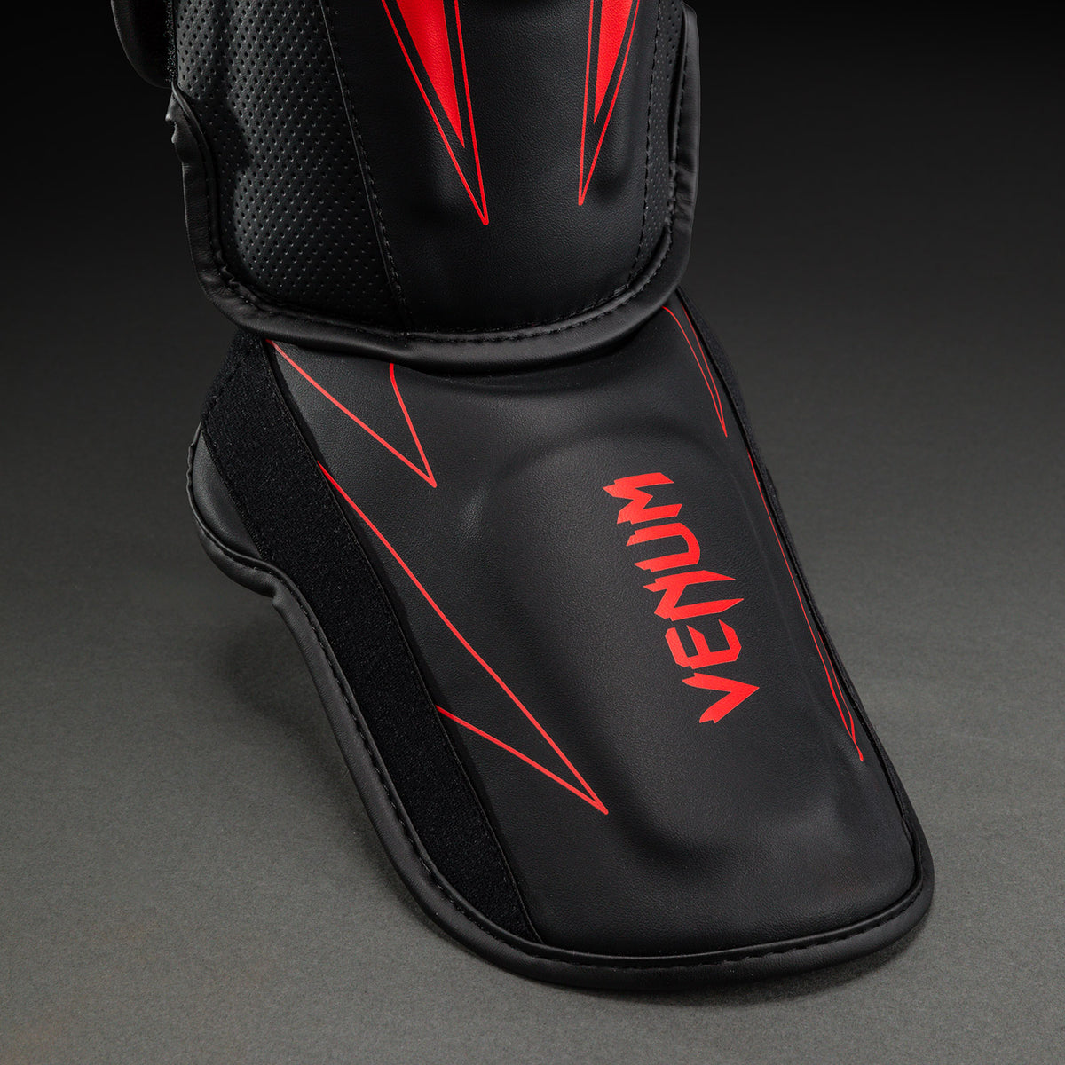 Venum Amazonia Reborn Espinilleras - Negro/Rojo