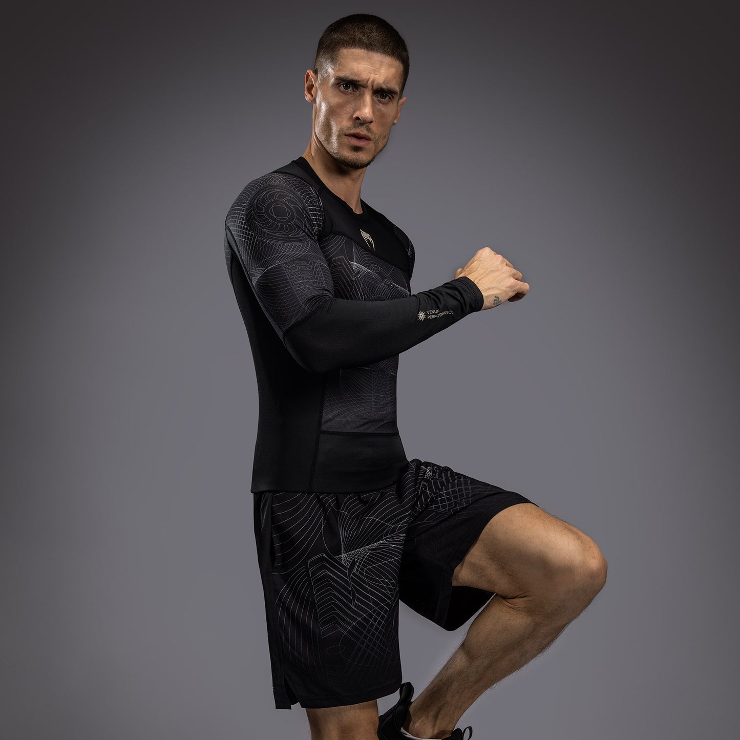 Venum G-Fit Air Rashguard de Manga Larga para Hombre - Negro Profundo/Arena del desierto