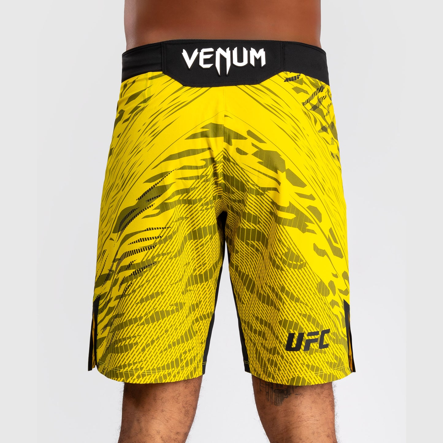 UFC Fusion by Venum Authentic Fight Night Shorts de Lucha para Hombre - Ajuste Largo - Amarillo