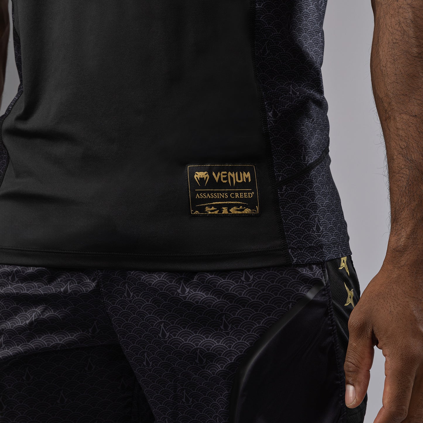 Venum x Assassin’s Creed Shadows Camiseta Dry-Tech Hombre - Negra/Oro