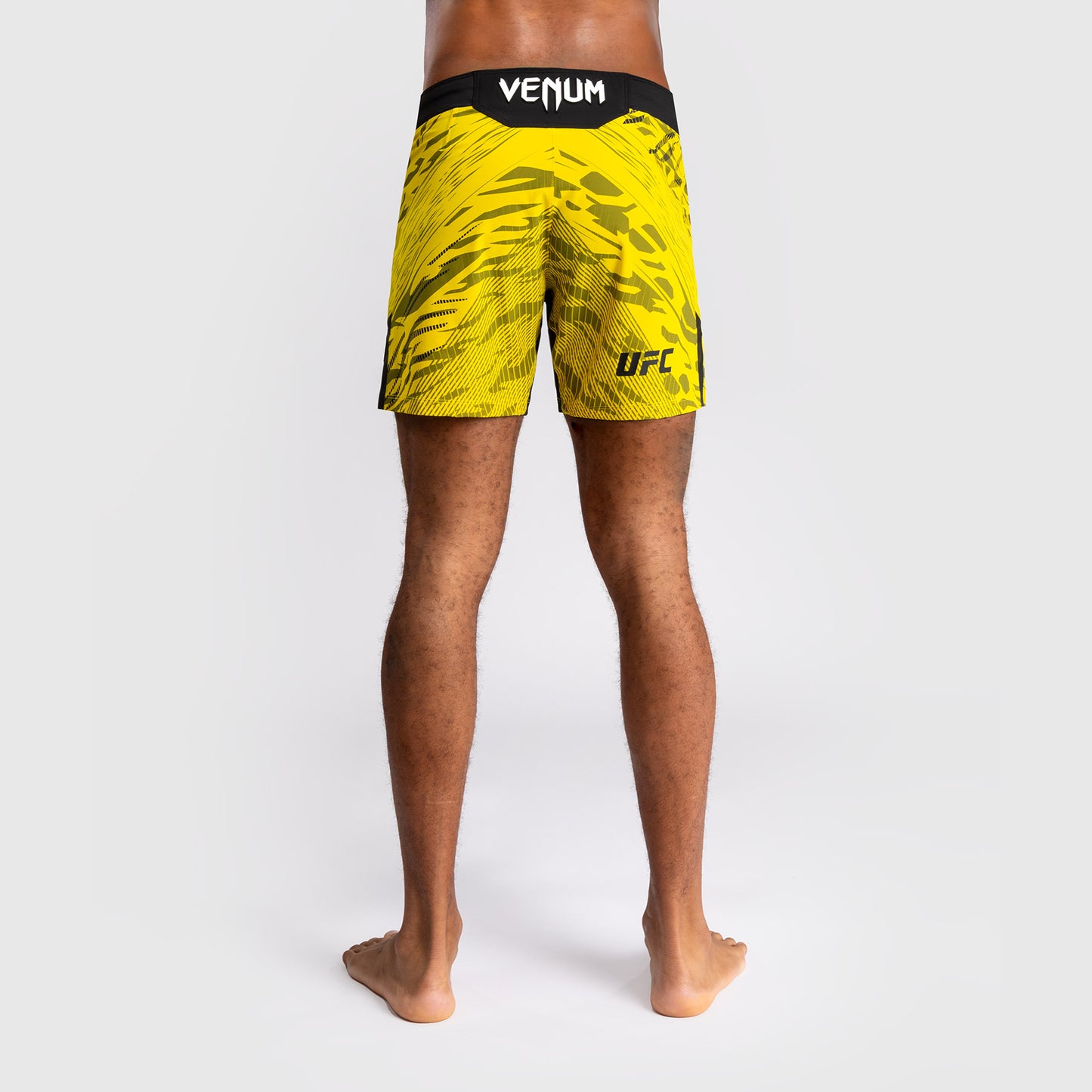 UFC Fusion by Venum Personalizados Authentic Fight Night Shorts de Lucha para Hombre - Ajuste Corto - Amarillo
