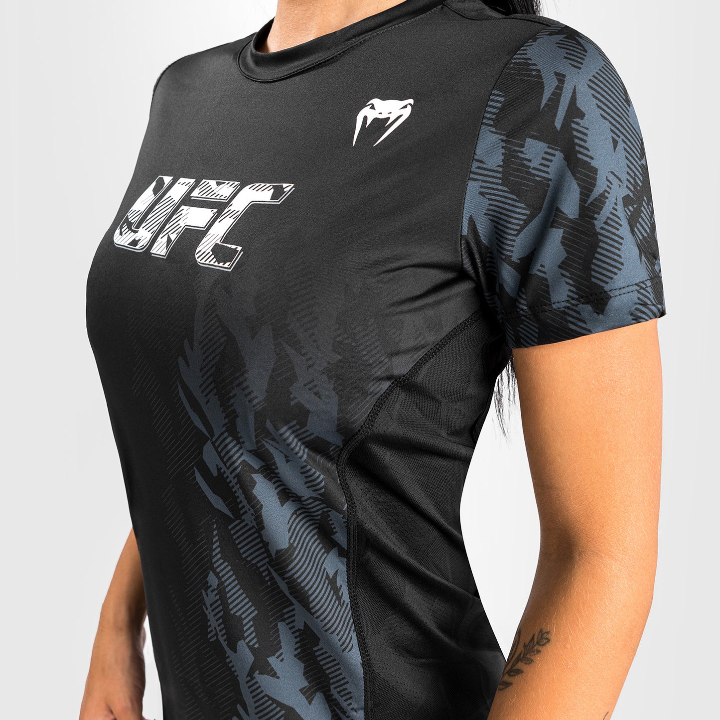 Venum UFC Authentic Fight Week Camiseta Performance de Manga Corta para Mujer – Negro