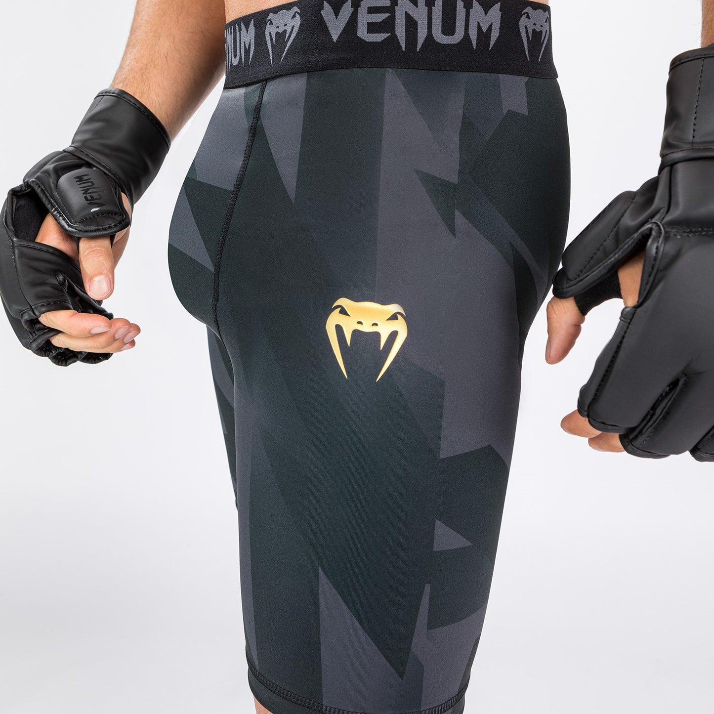 Shorts Vale Tudo Venum Razor - Negro/Oro