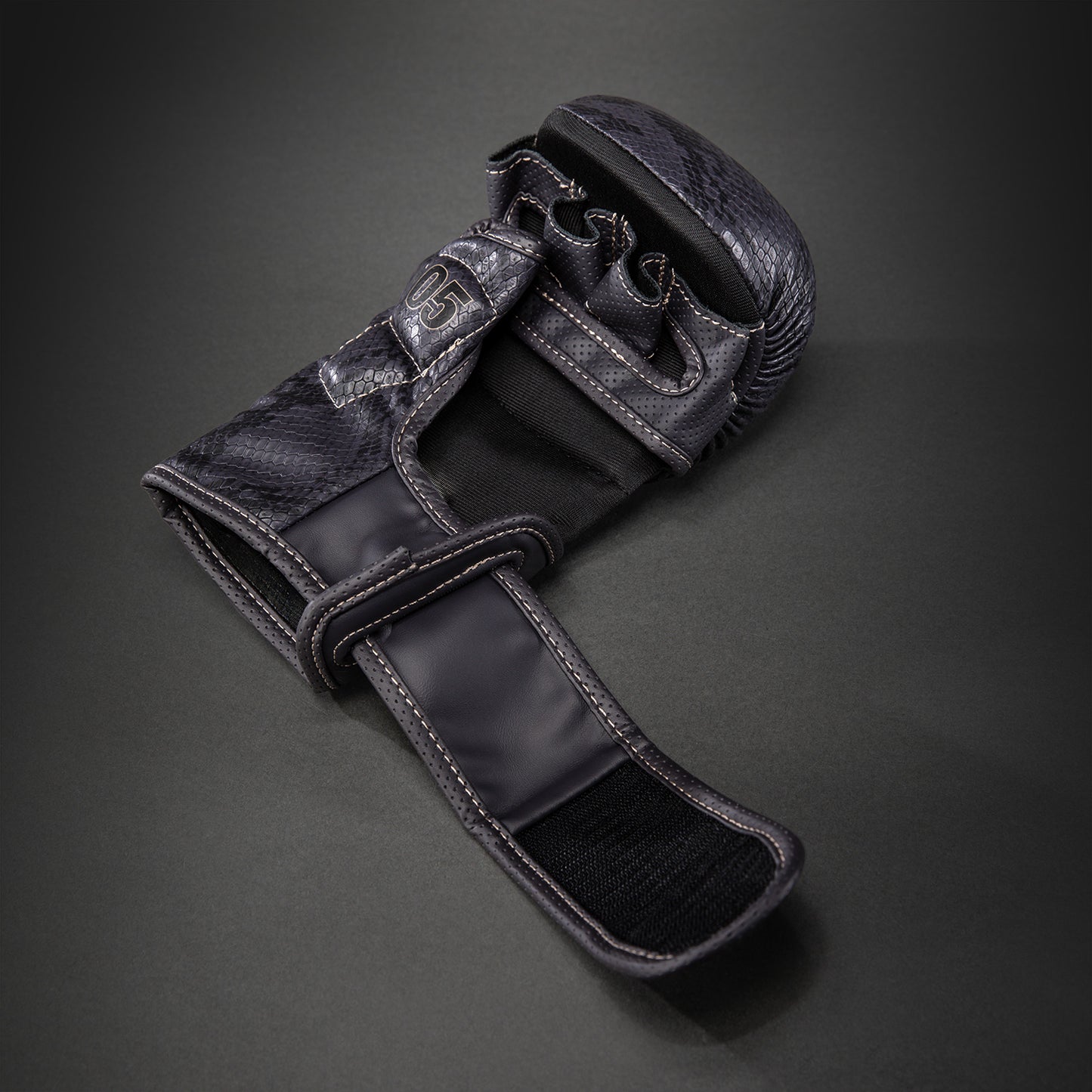 Venum x Chimaev Guantes de Sparring MMA - Negro/Oro
