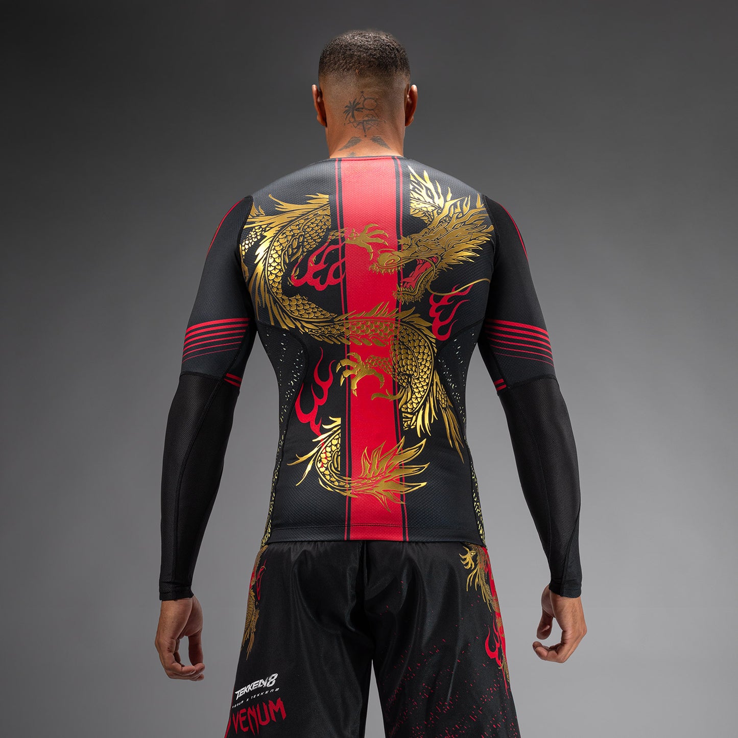 Venum x TEKKEN 8 - Marshall Law Rashguard - Negro/Rojo/Dorado