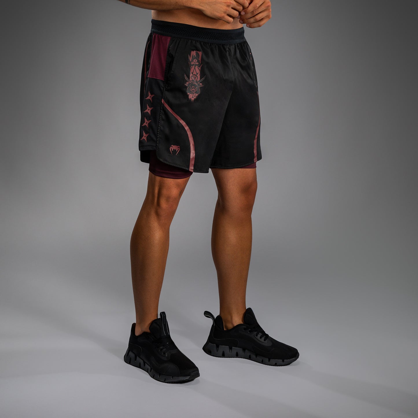 Venum x Assassin’s Creed Shadows Pantalones Cortos de Entrenamiento para Hombre - Burdeos/Negro