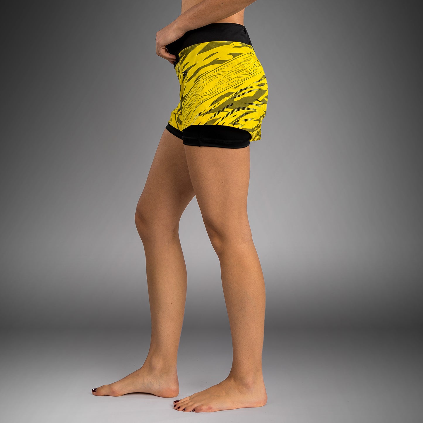 UFC Fusion by Venum Authentic Fight Night Shorts de Lucha para Mujer - Amarillo