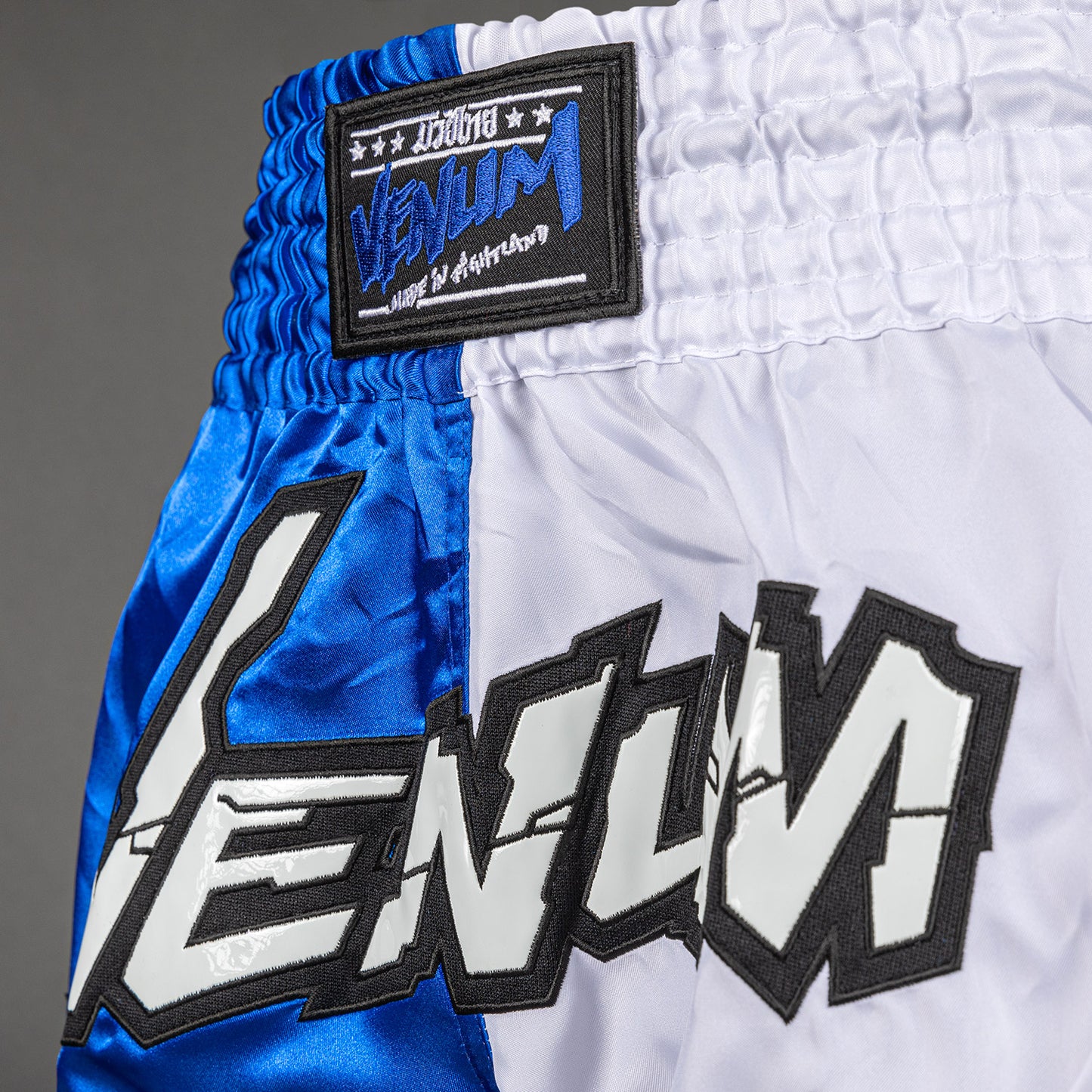 Venum Inferno 2.0 Pantalones Cortos de Muay Thai - Blanco/Azul