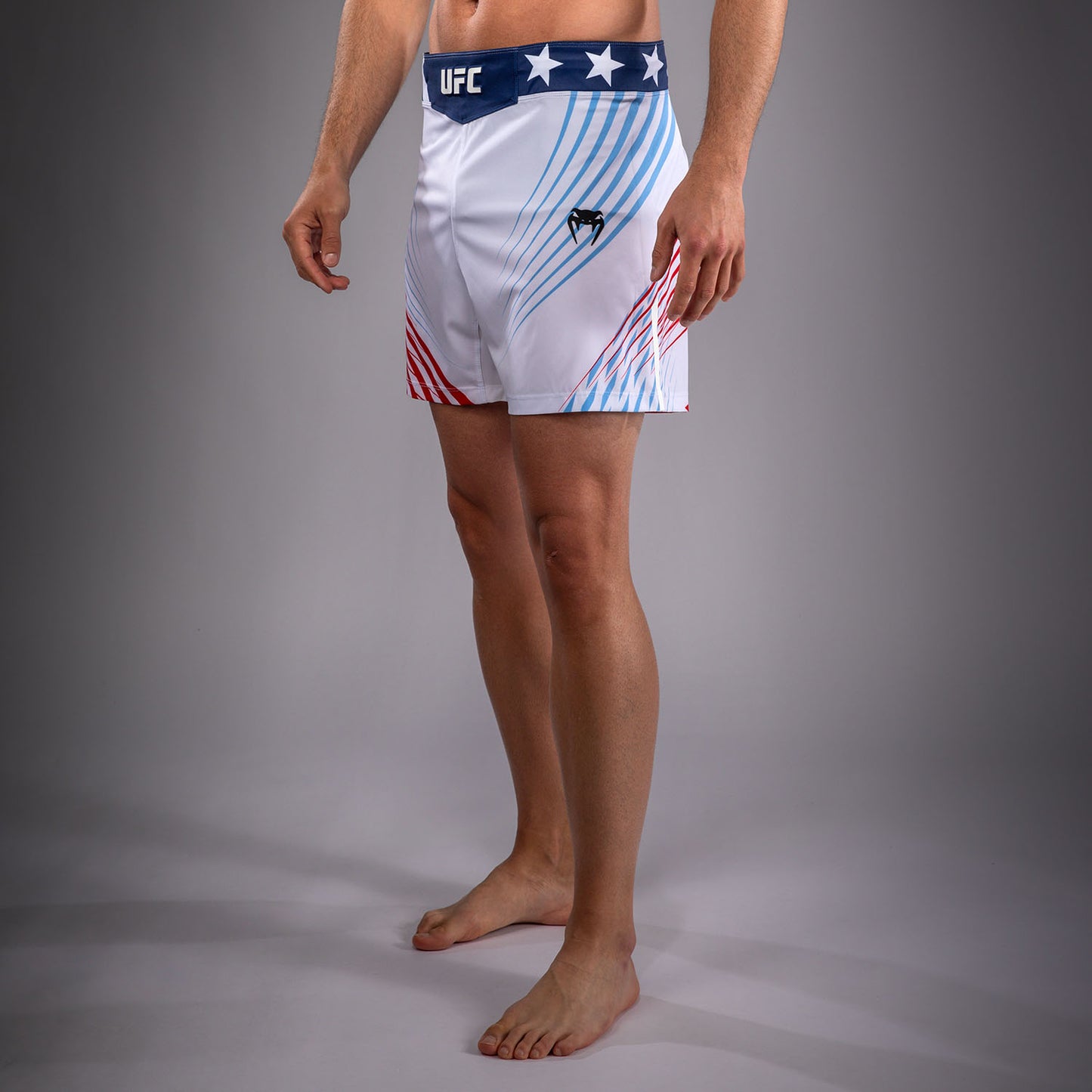Official UFC Freedom 250 by Venum Authentic Fight Night Fight Shorts de ajuste corto para hombre - Blanco