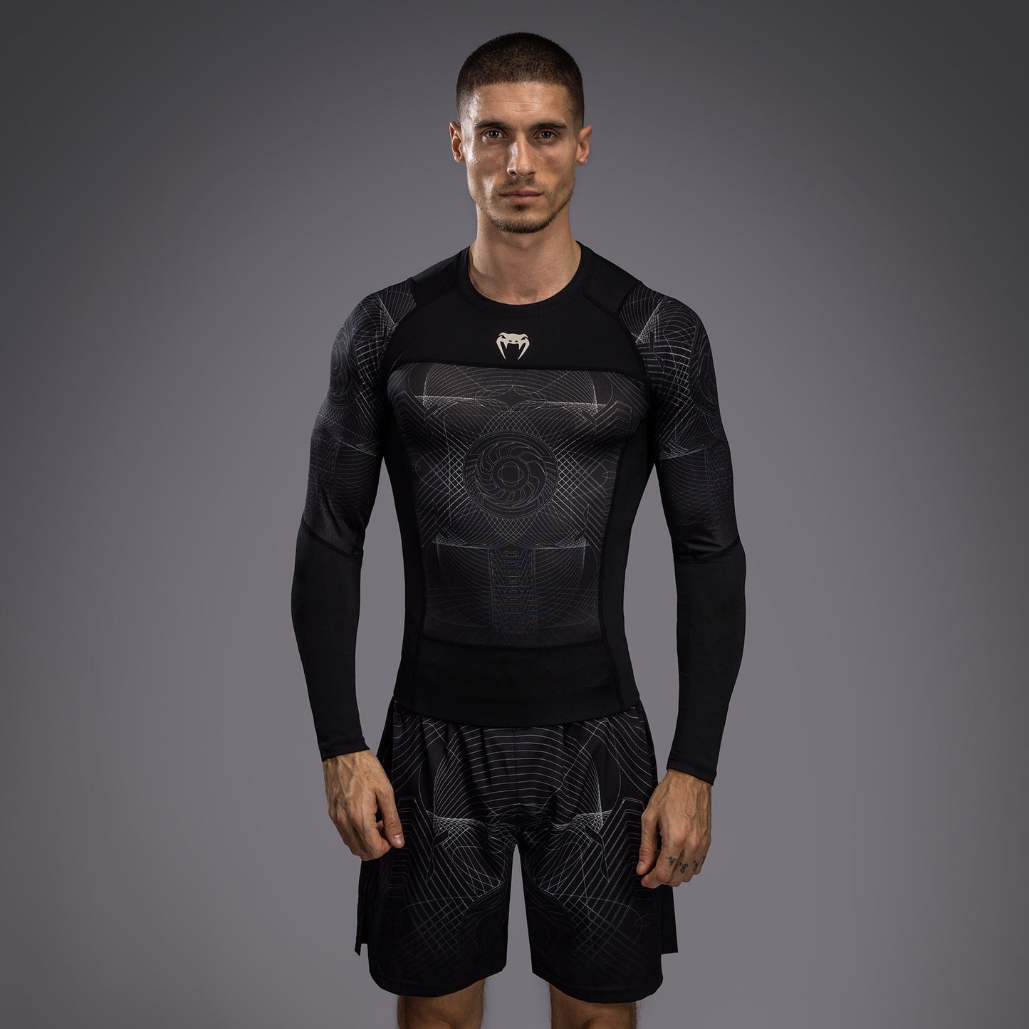 Venum G-Fit Air Rashguard de Manga Larga para Hombre - Negro Profundo/Arena del desierto