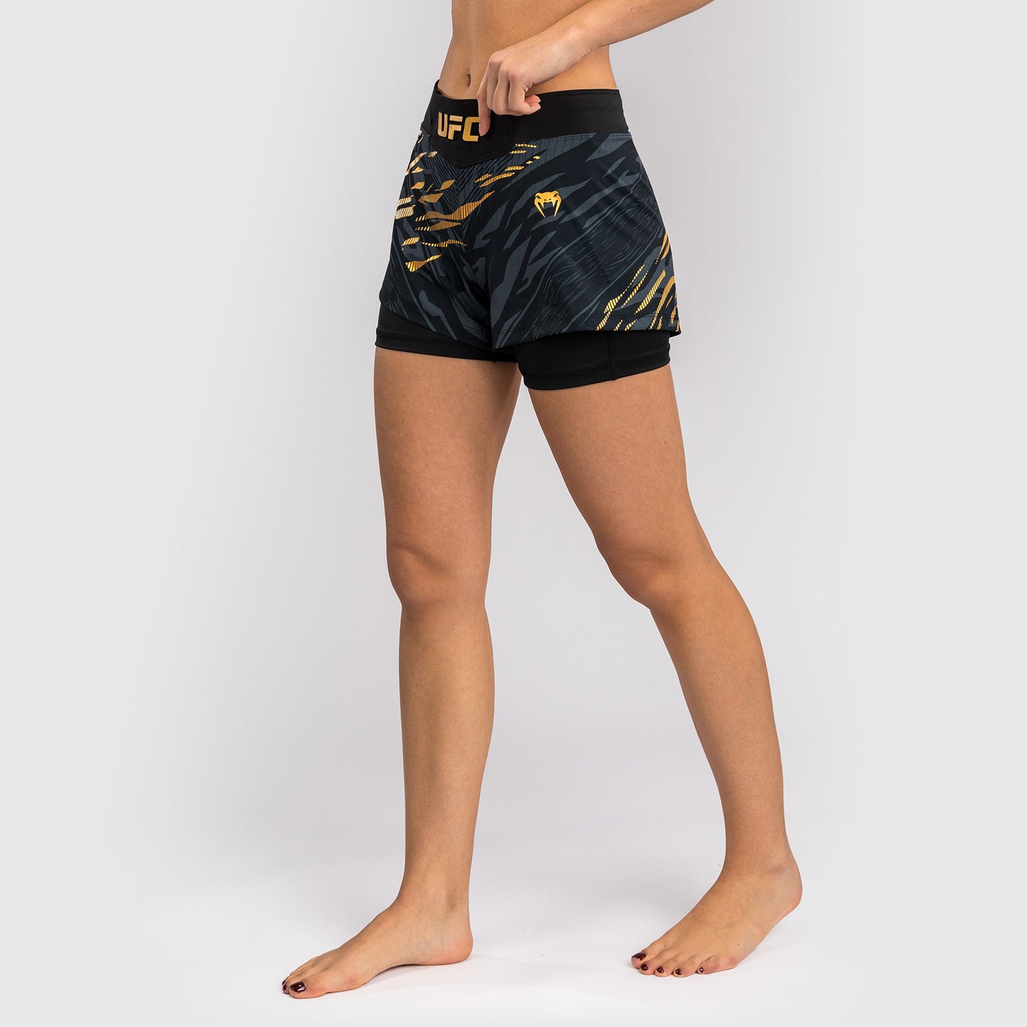 UFC Fusion by Venum Authentic Fight Night Shorts de Lucha para Mujer - Champion
