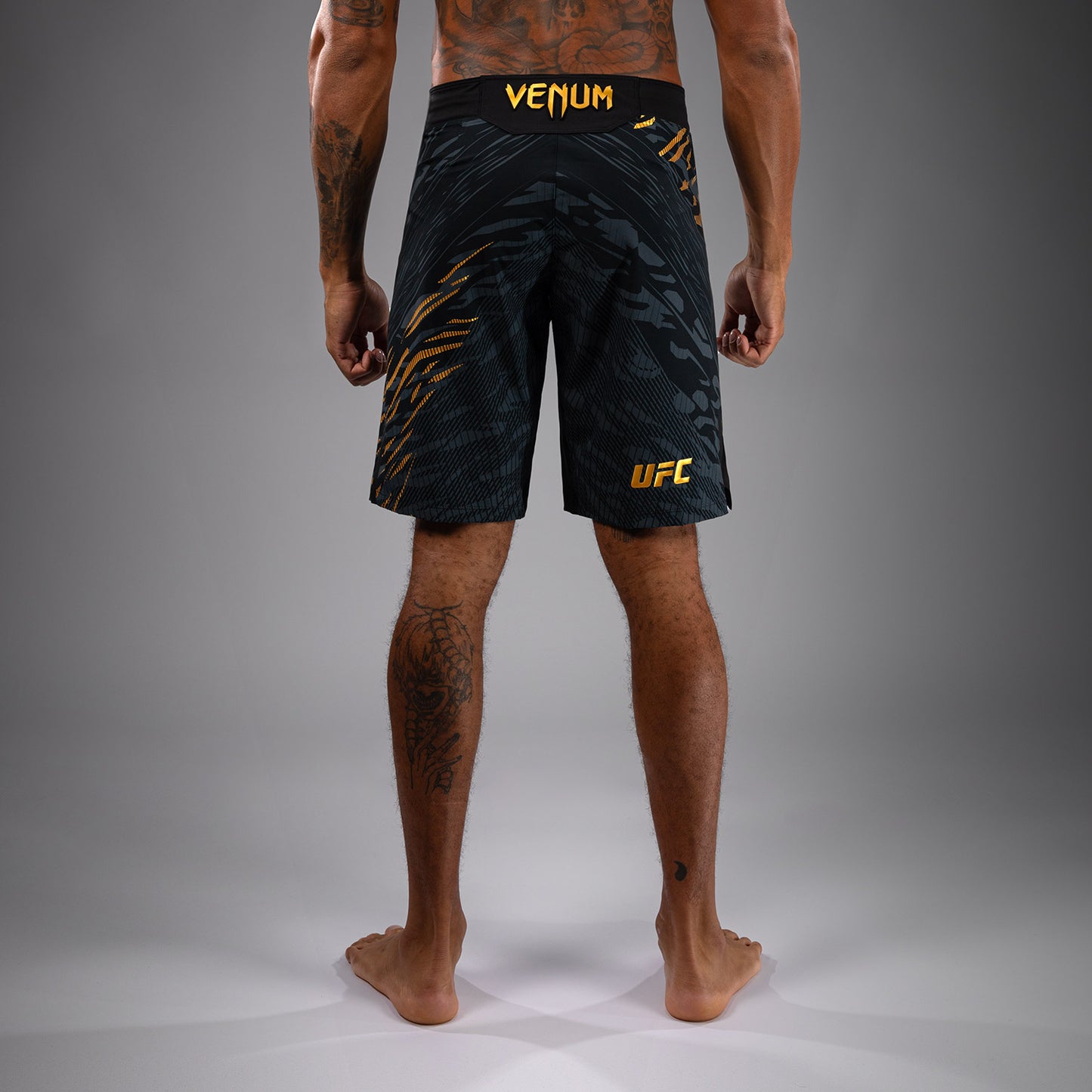 UFC Fusion by Venum Authentic Fight Night Shorts de Lucha para Hombre - Ajuste Largo - Champion