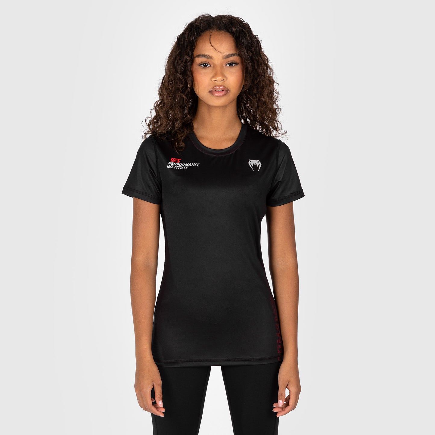 UFC Venum Performance Institute 2.0 Camiseta Dry-Tech para Mujer - Negra/Roja