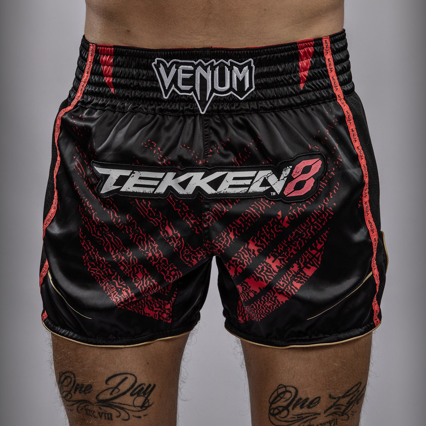 Venum x TEKKEN 8 - Marshall Law Muay Thai Shorts - Negro/Rojo/Dorado