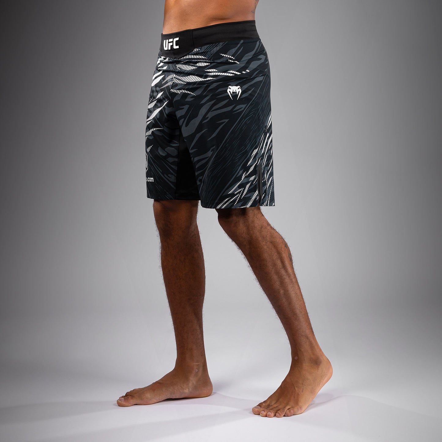 UFC Fusion by Venum Authentic Fight Night Shorts de Lucha para Hombre - Ajuste Largo - Negro