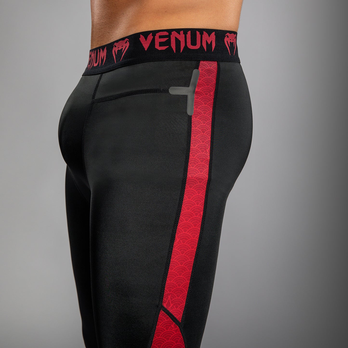 Venum x Assassin’s Creed Shadows Mallas para Hombre - Burdeos/Negro.