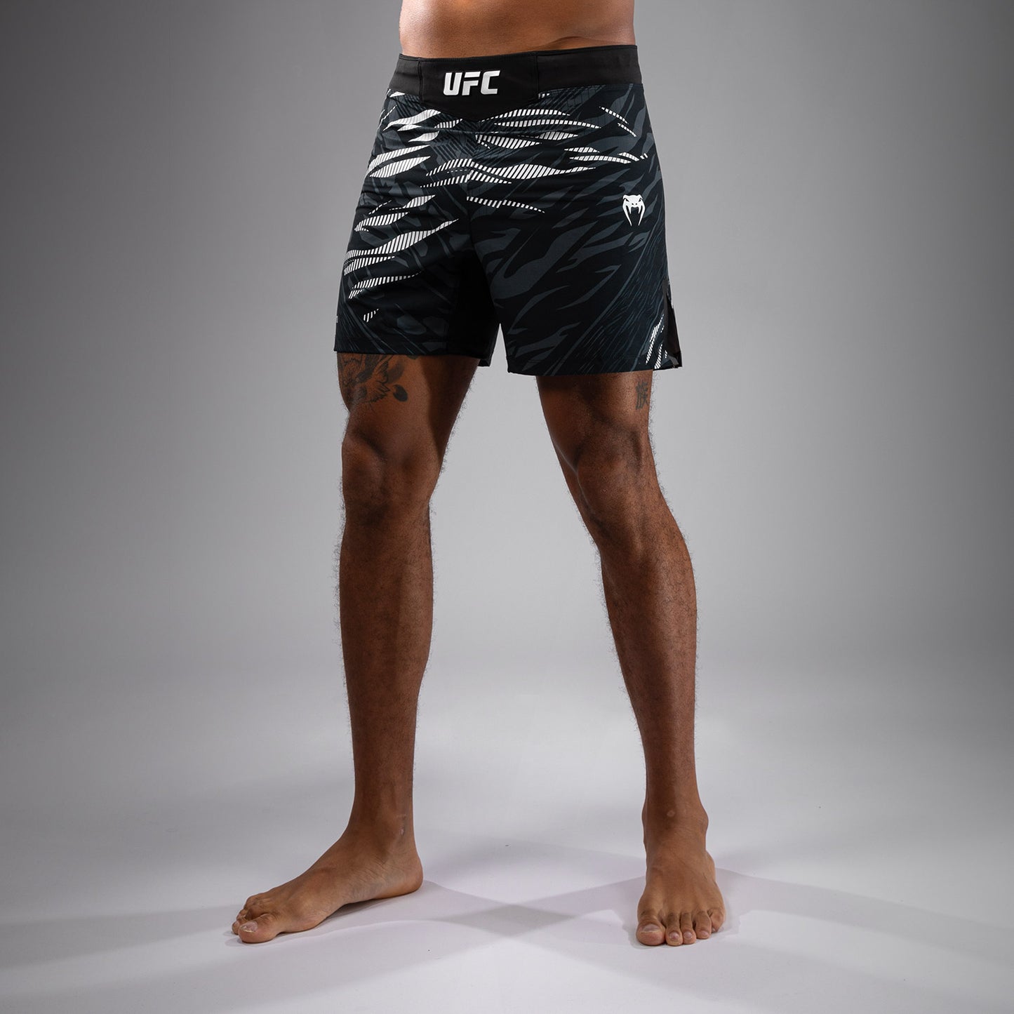 UFC Fusion by Venum Authentic Fight Night Shorts de Lucha para Hombre - Ajuste Corto - Negro