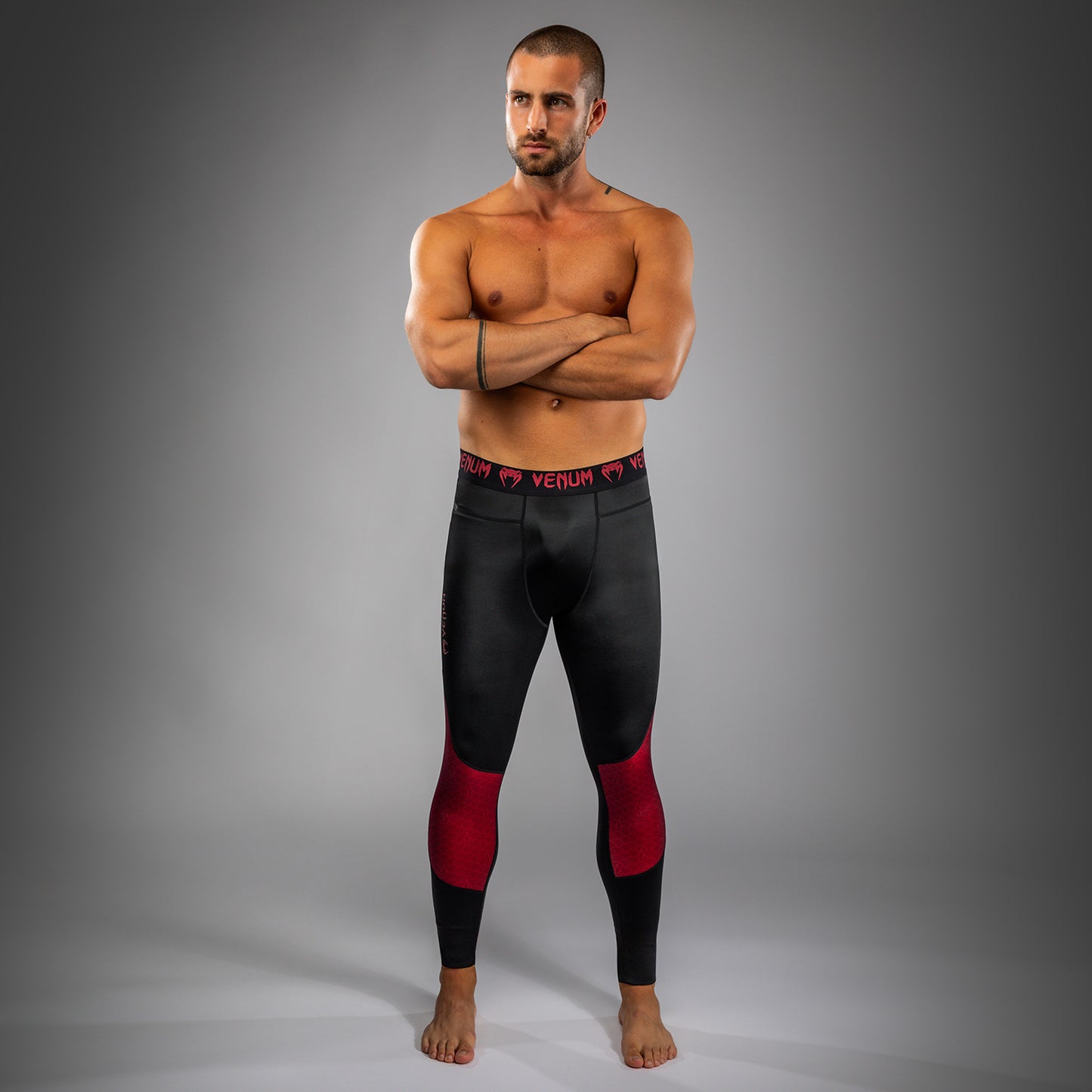 Venum x Assassin’s Creed Shadows Mallas para Hombre - Burdeos/Negro.
