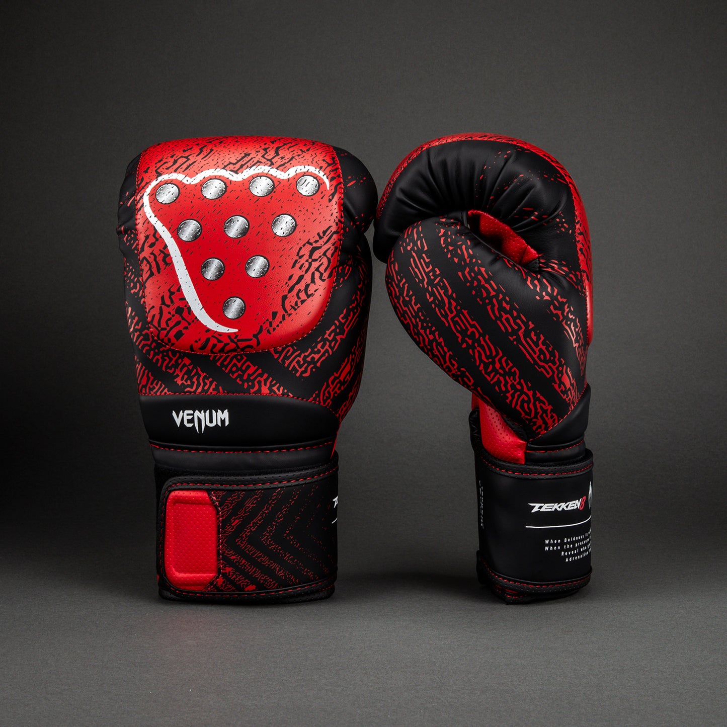 Venum x TEKKEN 8 Guantes de Boxeo Kazuya - Rojo/Negro
