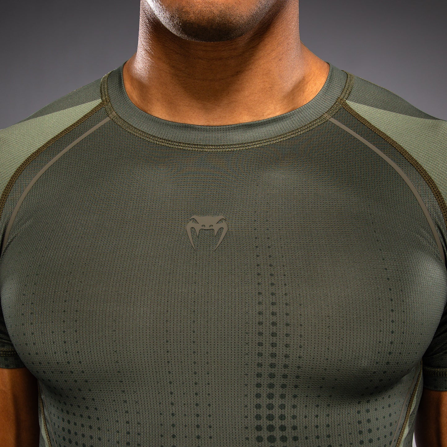 Venum Stealth Rashguard Manga Corta – Caqui/Verde Oscuro
