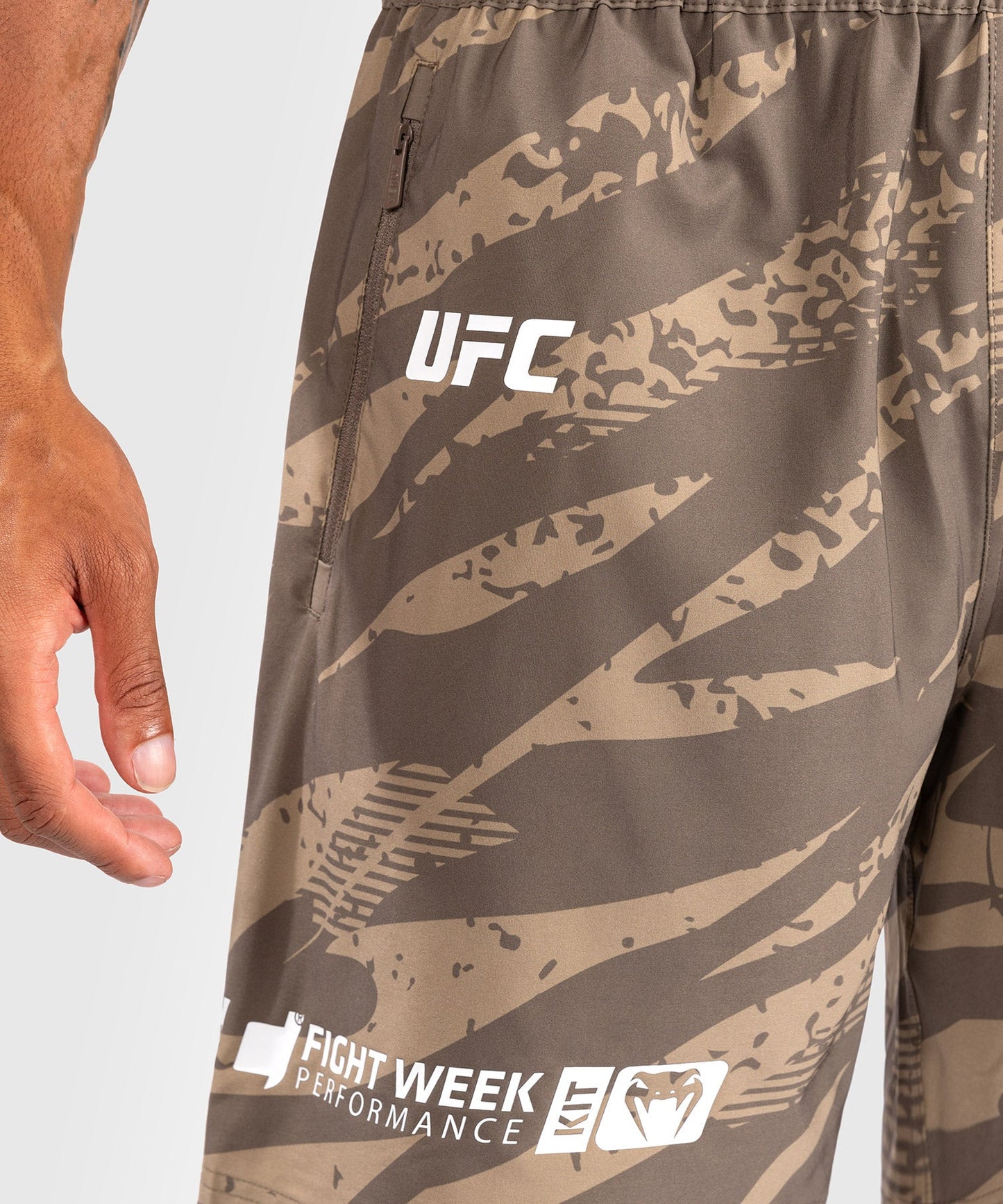 UFC Adrenaline By Venum Fight Week Performance Pantalón Corto para Hombre - Desert Camo
