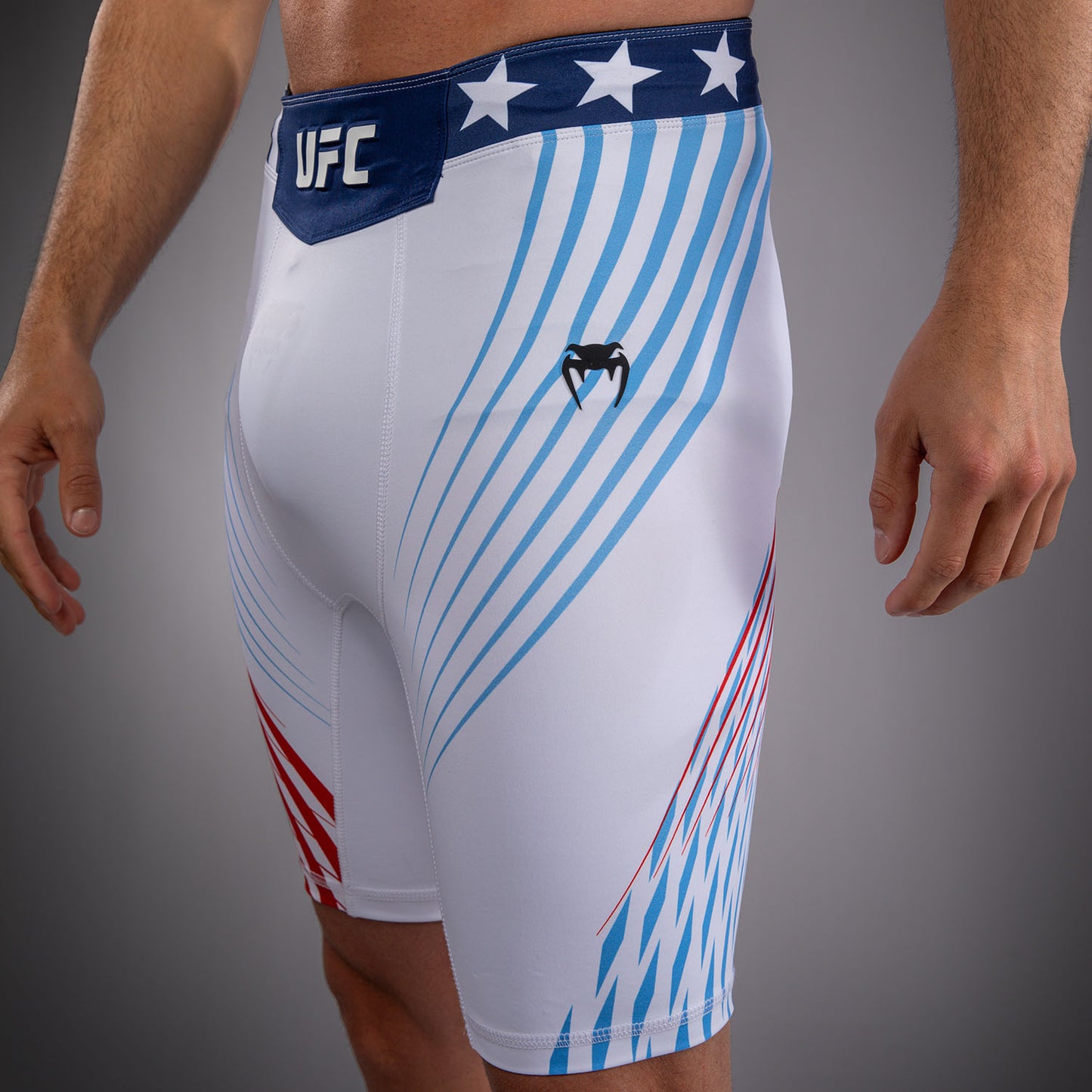 Official UFC Freedom 250 by Venum Authentic Fight Night Vale Tudo Shorts para hombre - Blanco