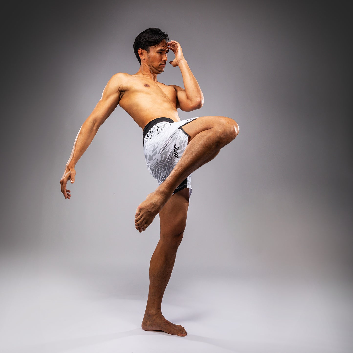UFC Fusion by Venum Authentic Fight Night Shorts de Lucha para Hombre - Ajuste Corto - Blanco
