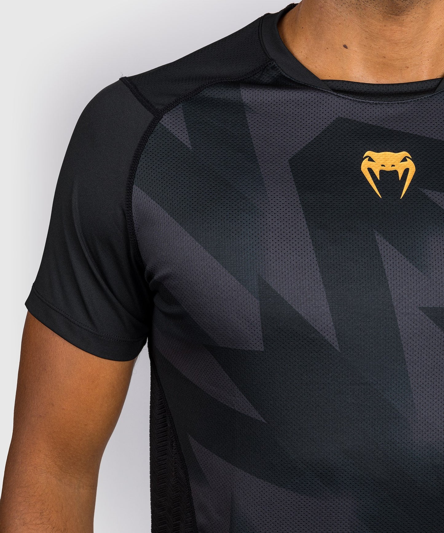 Camiseta Venum Razor Dry Tech - Negro/Oro