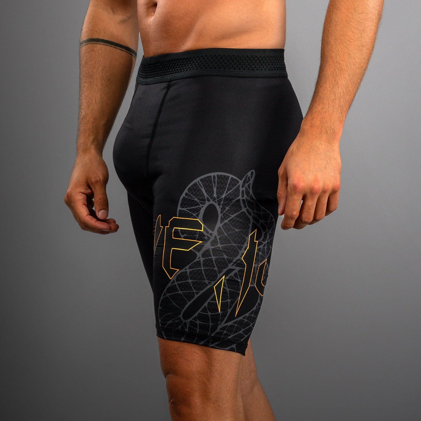 Venum Serpenti Shorts Vale Tudo – Negro/Plata/Dorado