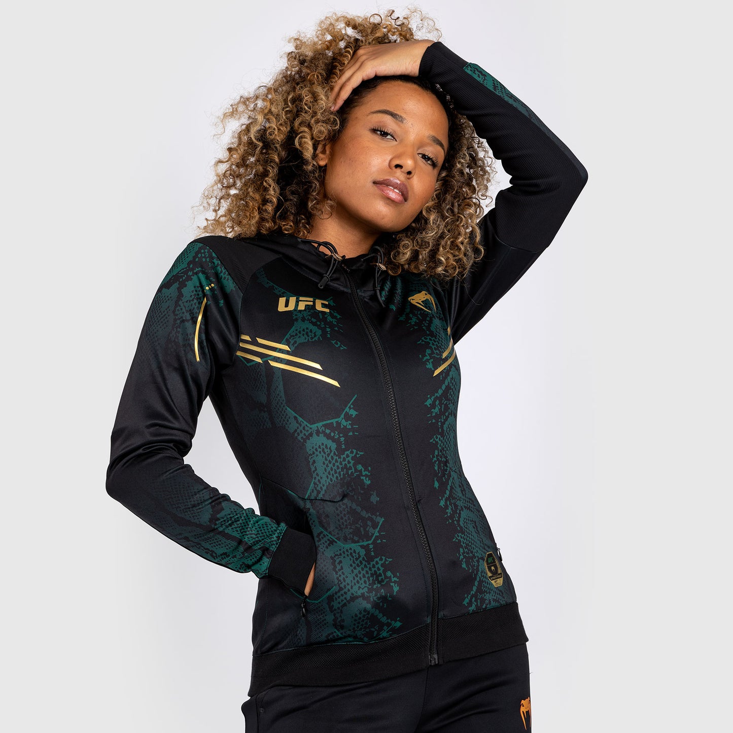 UFC Adrenaline by Venum Personalized Authentic Fight Night Sudadera con capucha Walkout para mujer - Emerald Edition - Verde/Negro/Dorado