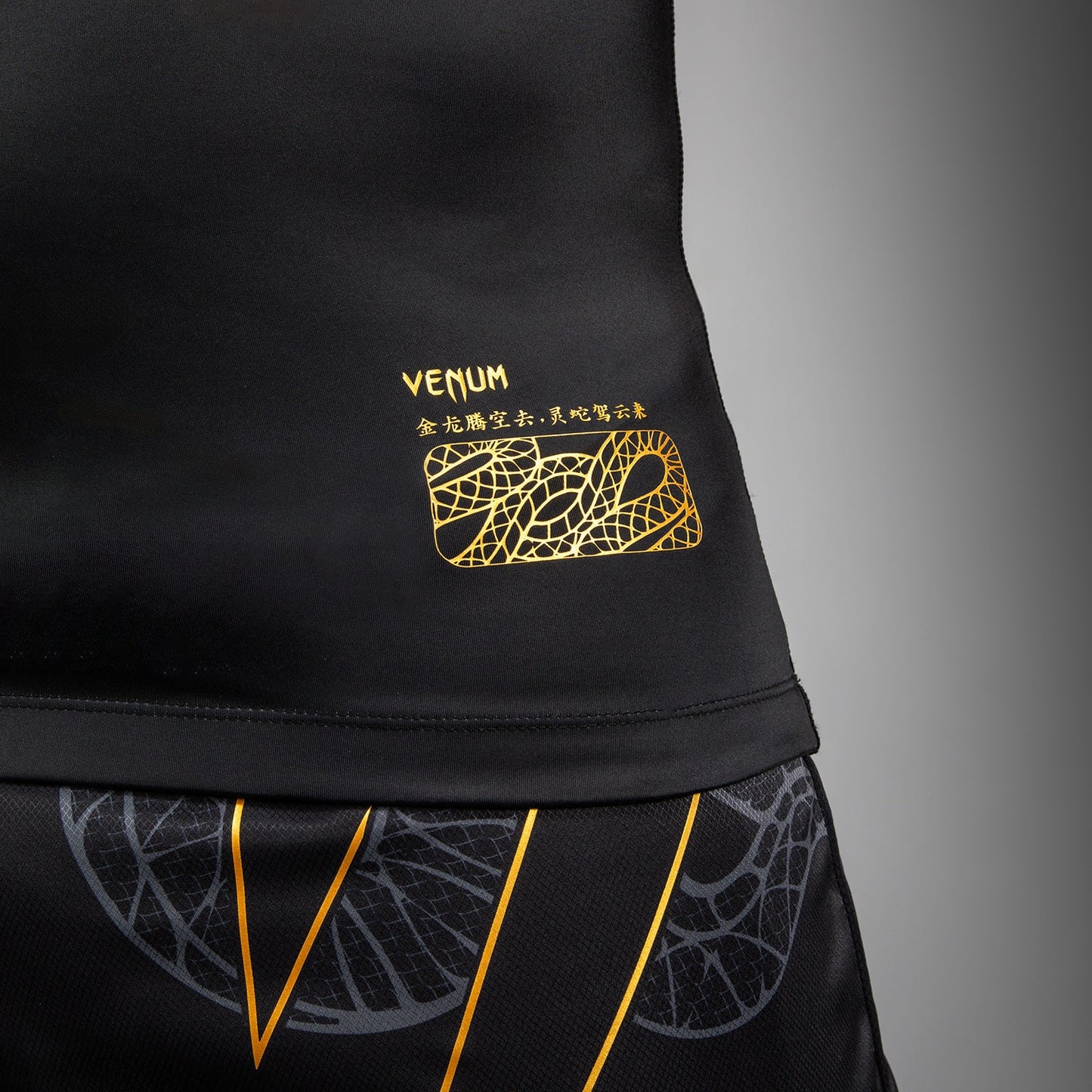 Venum Serpenti Rashguard de Manga Corta – Negro/Plata/Dorado